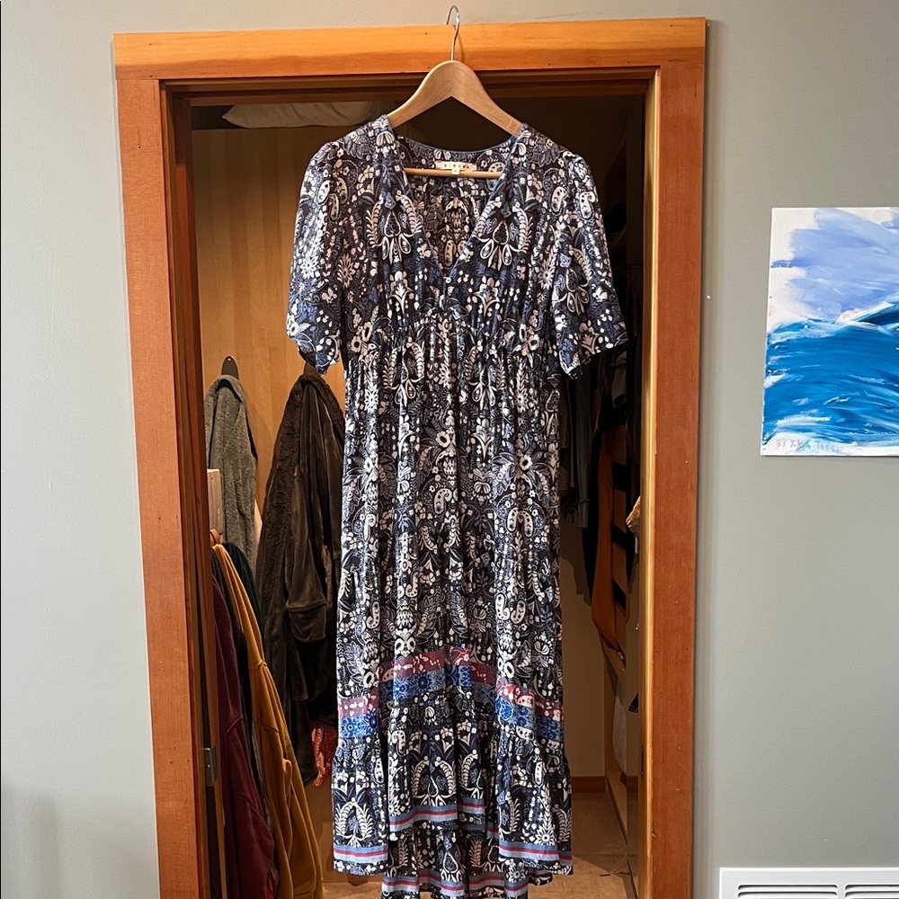 XiRENA Blue and White Patterned Midi Dress